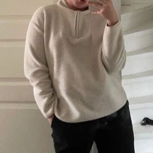 Ull sweter  - Jätte skön, sweter i ull!🤩 använder inte den längre har bara använt den ca 1-3 gånger! Inga märken eller fläckar 