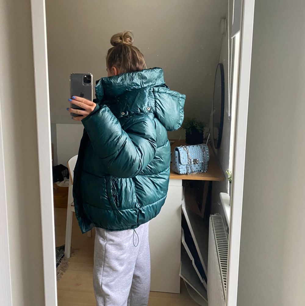 yes ni såg rätt, jag säljer nu den helt slutsålda och superpopulära pufferjacket i emerelad från Bikbok SIZE L 🤯 Säljes eftersom det troligtvis blir flytt efter student. Riktigt bra skick, som nytt och inga defekter finns noterade 🧡 Fraktkostnad: 79kr spårbar | Buda från 249kr i kommentarsfältet (alt. Meddelande) 🪜 (KÖP DIREKT: 599kr) nypris runt 650-900kr (?) 🐻 Jag på bild bär vanligtvis xs-s. Bäst oversized fit på någon som bär s eller m. LEDANDE BUD: 420kr (avslutas ons kl 20.00). Jackor.
