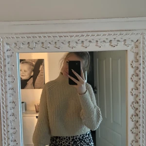 Beige Stickad tröja  - Beige stickad tröja frön Ullared, köpte inte alls länge sen och endast använd 1 gång, slt S