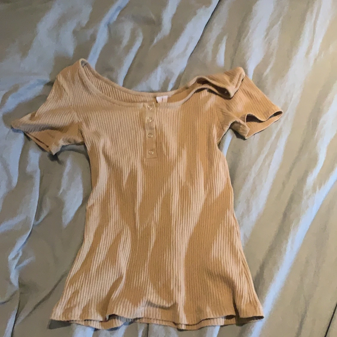 Beige t-shirt med knappar
