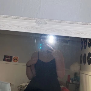 klänning  - Jätte fin klänning, minns inte vart jag köpt. Använd en gång💗 storlek står inte men skulle gissa på en XS-M då den e väldigt stretchig men sitter ändå ganska tajt💗