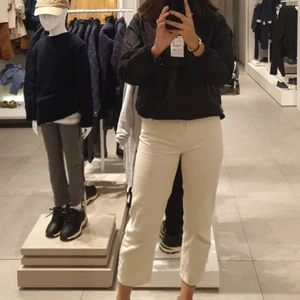 Beiga jeans - Ett par beiga jeans från HM i strl 36! Jag är 173 cm lång. Väl använda och lite slitna☺️