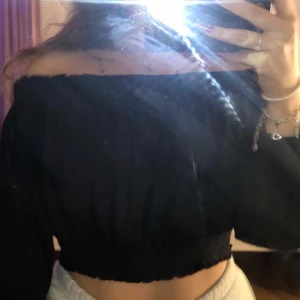 Svart magtröja från H&M - Svart magtröja från H&M i Storlek L men mer som S tycker jag.  Mitt pris: 90kr+ frakt men pris går att diskuteras vid snabb affär 