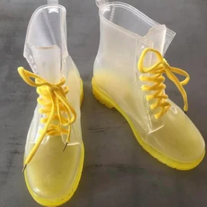 Gummistövlar - Gummistövlar i nyskick. Strl 37. 90kr