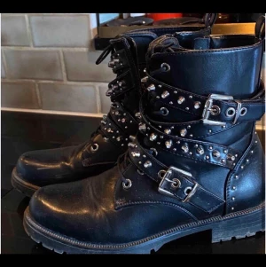 Nitboots från zara - Säljer mina ascoola slutsålda nit boots från zara. Jätte snygga till både jeans men även kjol osv. Helt ok sick.