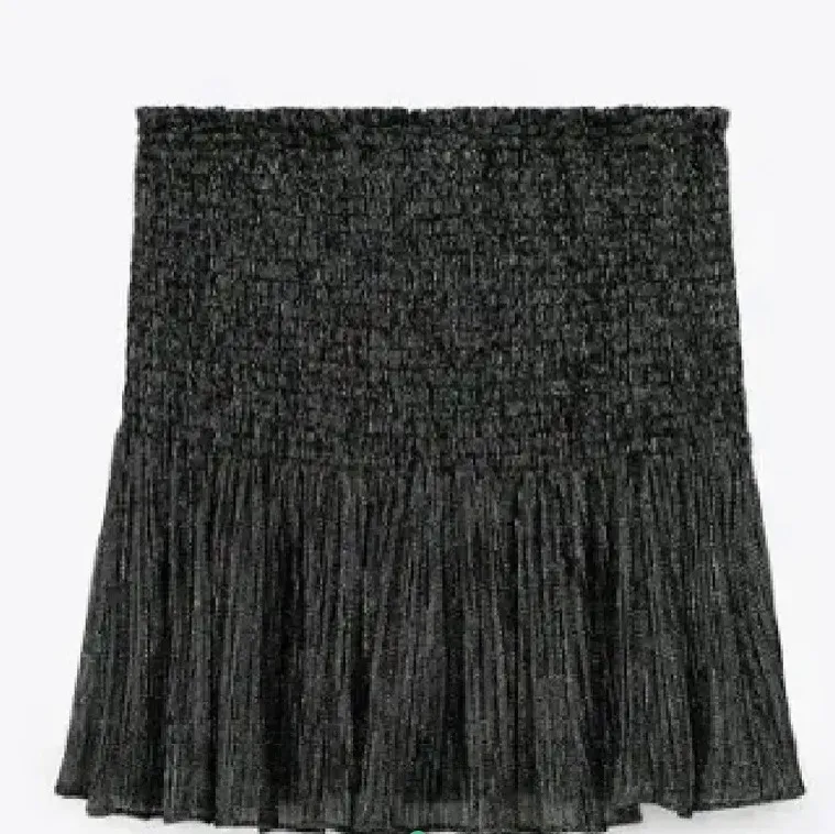 Säljer min jätte fina helt slutsålda glittriga zara kjol som har använts en gång💞 buda i kommentarsfältet över 150kr.  Nypris: 359kr (HAR BUD PÅ 400kr). Kjolar.
