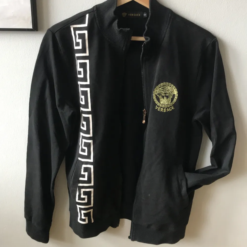 Zipper tröja från Versace💫 använd, syns lite på muddarna, men i övrigt gott skick! Helsvart baktill, fickor framtill. Herr strl S, M på tjejer. . Tröjor & Koftor.