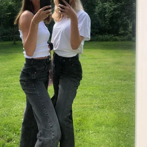 Svarta jeans - Säljer de svarta jeansen till höger! Från Weekday. Strl 29/32 och passar mig som är 180cm👖 modellen är Rowe. Frakt till kommer