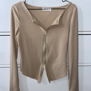 Tröja med dragkedja  - Beige tröja med dragkedja. Storlek S/M, nypris 199kr från Nova of Sweden. Säljer för 100kr 🥰 Fraktar, men möts även upp i Helsingborg 