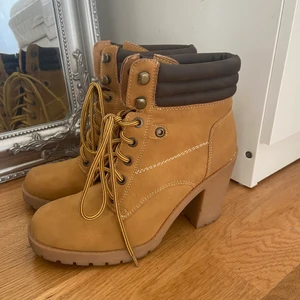 Fräsiga klackskor - Säljer dessa klackskor pga inte längre min stil🥵 De är i bra skick eftersom att jag använt de ca 2 gånger! 