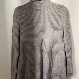 Grå ribbad tröja från Tommy Hilfiger.  - Jättefint skick, som ny!