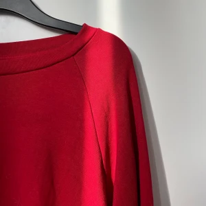 Röd basic topp - Jätteskön basic tröja från Bikbok. Använd ett fåtal gånger!