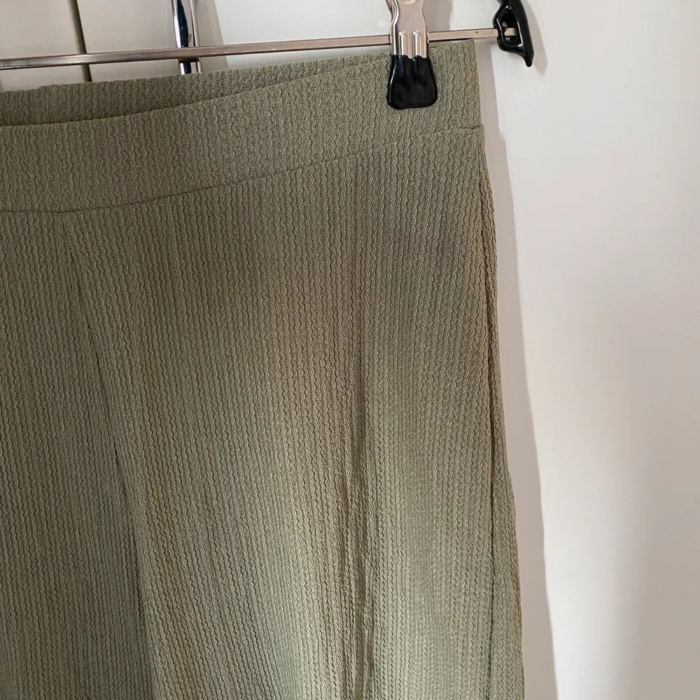 Gröna vida raka byxor från Pull&Bear. Tunna men exklusiva i tyget, perfekt för sommaren!. Jeans & Byxor.