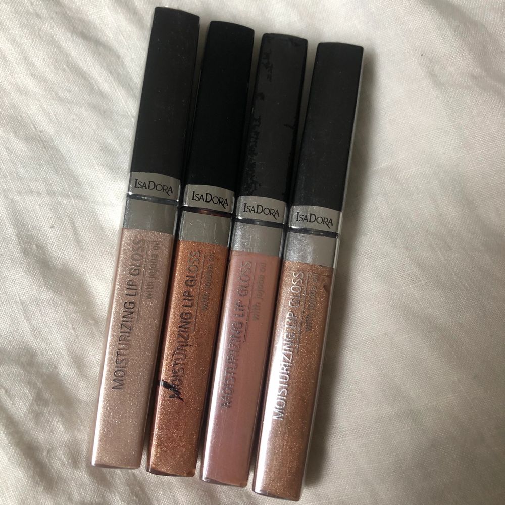 Helt nya, oöppnade läppglans från Isadora!! I serien moisturizing lipgloss. 1 för 40, 2 för 70, 3 för 100 osv! Har massa annat oöppnat smink i andra annonser så ta gärna en titt på min sida! Det är bara att skicka ett meddelande vid intresse/frågor❣️❣️finns ej kvar: 13, 18, 12. Övrigt.