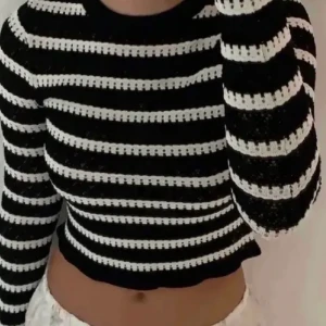 Zara tröja strlk S - Säljer denna super söta zara-tröja eftersom den var för liten för mig 💕 Första bilden är lånad men på de två andra bilderna kan man se att den är helt nyskick med lappen kvar! 