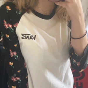 Vans tröja - Vans tröja med trekvarts-ärm. Köpt i London. Säljer pga att den inte är min stil längre💖 