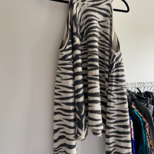 Maja Nilsson Lindelöf X Gina tricot - Strl L, oanvänd, cut out i armarna 