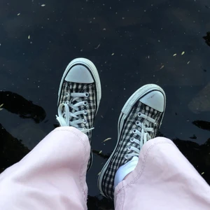 Converse, svart vita - Svart vita rutiga converse. Använt kanske 5gånger men tvättar dem innan jag skickar iväg dem. Säljer för dem var för stora för mig