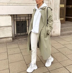 Vit hoodie - Säljer den vita hoodien på bilden i princip helt ny!🤍