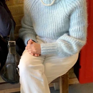 Blå stickad tröja - Hej. Säljer denna stickade tröja som är i en jätte fin blå färg. Jätte fin men den kommer inte så ofta till andvändning. Köpt för 399. Så sänker det till 299 då den andvänts runt 2 gånger. 