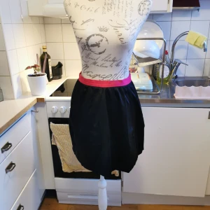 Kjol från HM i storlek 36 i svart och neonrosa - Läcker kjol i svart med neonrosa kant från HM i storlek 36, i väldigt bra skick. 