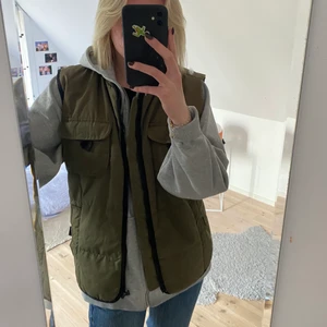 Väst - Väst i en kamouflagegrön färg, köpt på secondhand men passar mig som i vanliga fall har strl S. Säljer för 100kr + frakt 79kr💕