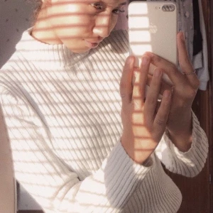 Stickad tröja - En fin grå/blå färg. Använd få gånger. Köparen står för frakten som ligge Råå 62kr💙