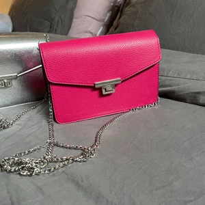 Rosa väska - Likadan som den silvriga väskan. Använd Max 2 gånger och superbra skick. Köparen står för frakt. Från mango. Silvrig tunn kedja.