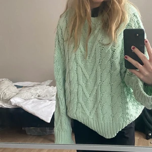 Mintgrön stickad tröja  - Super mysig mintgrön stickad tröja från NA-KD!💓 Köpte i somras men kommer tyvärr aldrig till användning.  150kr + frakt 66kr💞💞