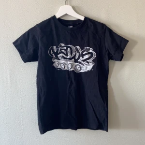 Kaws tröja barn  - En svart kaws tröja. Limited edition! Passar om man är typ elva och 150 lång. Budgivning 