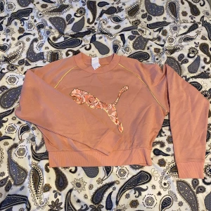 Puma - En jätte fin och unik puma tröja lite kroppad, aldrig använt, frakt ingår i priset 