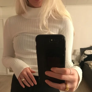 Polo tröja - Vit polotröja, jättefint skick och är använd några gånger🤍🤍