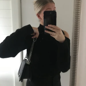 Väska - Svart handväska, jätte fint skick!! ✨ Använd ett fåtal gånger men kommer inte till användning längre tyvärr.