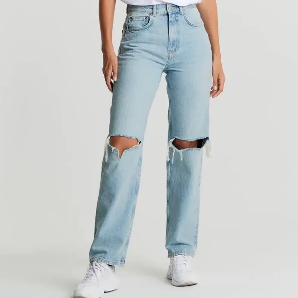 Säljer mina superfina 90’s highwaist jeans från Gina tricot, storlek 34. Säljer pga har två par 💙 Pris kan diskuteras, köparen står för frakten! Helt nya. Jeans & Byxor.