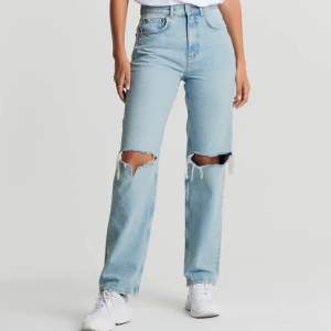 Säljer mina superfina 90’s highwaist jeans från Gina tricot, storlek 34. Säljer pga har två par 💙 Pris kan diskuteras, köparen står för frakten! Helt nya