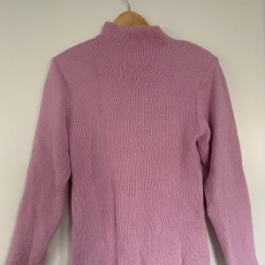 Rosa stickad tröja - Rosa stickad tröja med armpuffar och hög halsringning💗