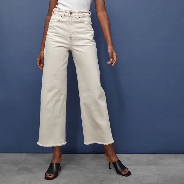 Säljer ett par vita jeans från HM. Fint skick, endast använda ett par gånger då det är fel modell för mig. Storlek 40, vida ben. Sömmarna är beigea, snygg detalj. 150 kr + frakt. 🤍 (första bilden är lånad från h&m:s hemsida). Jeans & Byxor.