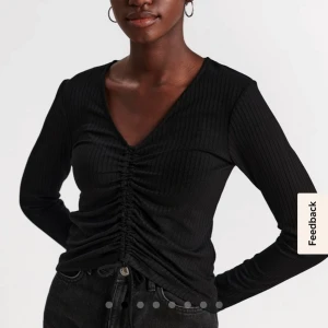 Svart tröja med dragning lindex - Säljer denna nya tröja då jag råkade köpa fel storlek, den är oanvänd men prislappen finns inte kvar🦋