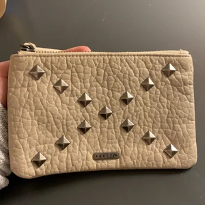 Plånbok - Säljer denna snygga plånbok i nått typ av fake läder med nitar. Perfekt att ha kort och småsaker i💓 Köparen står för frakt