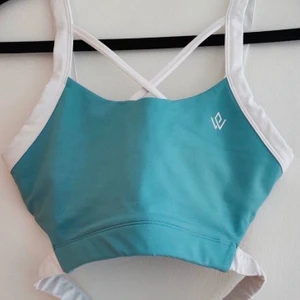 Ny sport-bh - Säljer denna jättefina sport bh från Workout Empire som jag köpte in på tradera för ett tag sedan men som tyvärr var för liten. Varken personen jag köpte den ifrån eller jag har använt den så den är i helt nyskick! Nypris: 300kr. Meddela privat vid intresse/frågor! :)