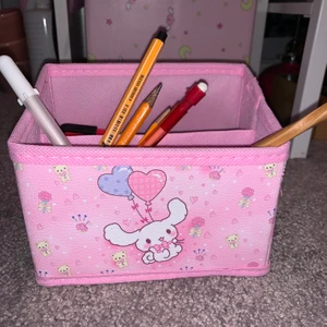 Rosa Cinnamoroll penhållare - En rosa penhållare/sminkhållare. Finns plats för väldigt mycket prylar i den. Om ni har några funderingar så är det bara att kontakta mig! :)