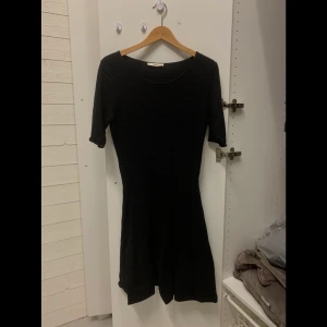 Oasis klänning - Svart klänning. Tajt på överkroppen, lite mer flair på underkroppen 