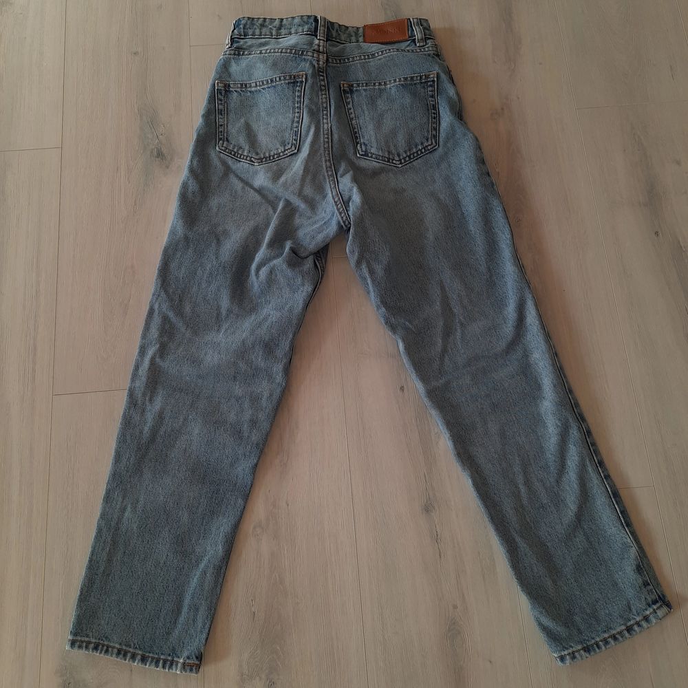 Coola vida jeans från monki i väldigt fint skick! Väldigt högmidjade och sköna i en kortare modell❤ passar xs/s. Jeans & Byxor.