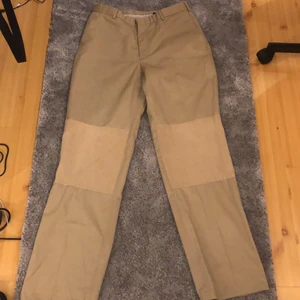 Khaki US Navy Byxor - Khakifärgade US Navy byxor köpta på Beyond Retro. Finns ingen storlekslapp men dom passar typ 30/34