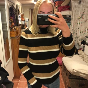 Polotröja  - Randig polotröja från Zalando, endast använd 1 gång. Storlek S! Passar även M