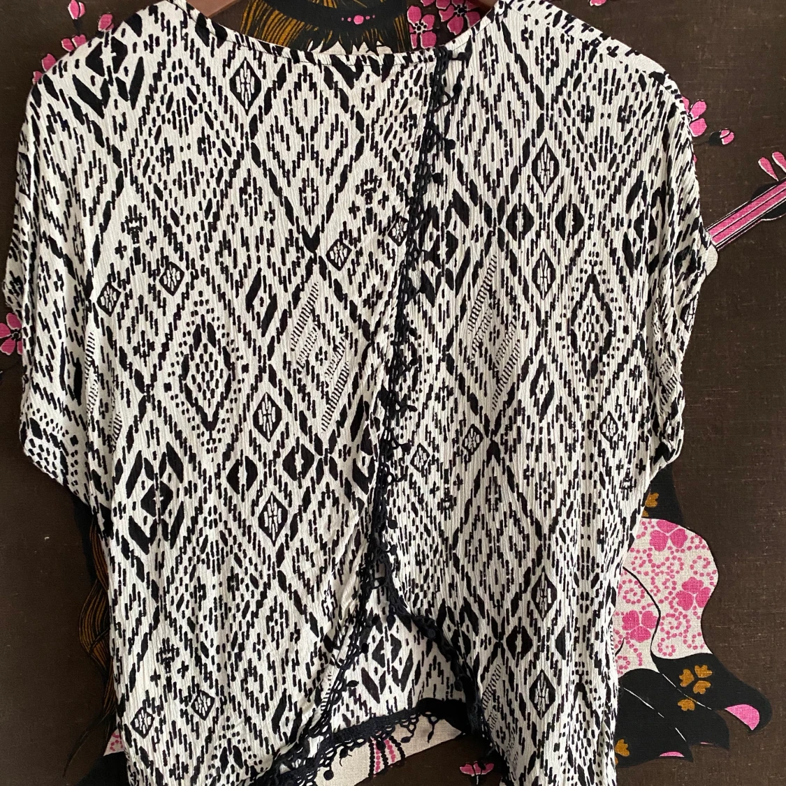 Mönstrad blus/tunika m. omlottrygg - 90