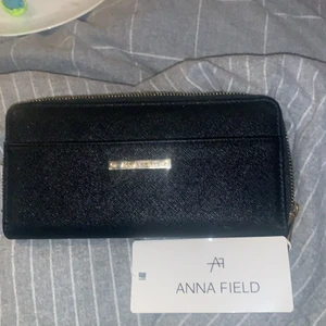 Anna field plånbok - Aldrig andvänd.stor så får plats med massa saker, snygg, trendig och är helt ren