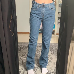 Jeans - Säljer ett par herr jeans som jag köpt secondhand men säljer då dom är för förstora för min smak, 100kr + frakt 66kr, priset kan diskuteras ❤️❤️ Blåare än på bilden. Storlek tror jag är 32-24 står inte nått så. Är vanligtvis en 34 själv❤️ 167 lång 