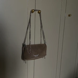 Zadig&Voltaire väska - Olivgrön/brunaktig mockaväska med silverdetaljer från zadig. 2 avtagbara kedjor. Säljer pga använder aldrig längre men fortfarande i mycket bra skick💚 köpte väskan för ca 3500kr