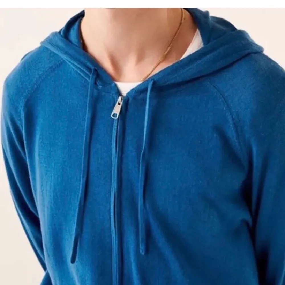 Säljer denna 100% cashmere/Kashmir hoodie från From future stl M men passar även mig som har xs-s. Det är ungefär samma som den beiga fast i den fina blå färgen på andra bilden, sista bilden visar färgen tydligare. UNIK . Hoodies.